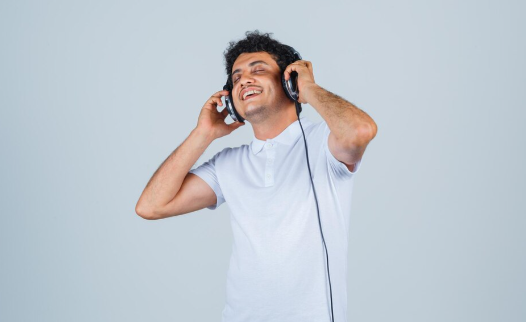 Mengapa Lagu Bisa Membuat Kita Menangis? Ini Penjelasan Psikologinya